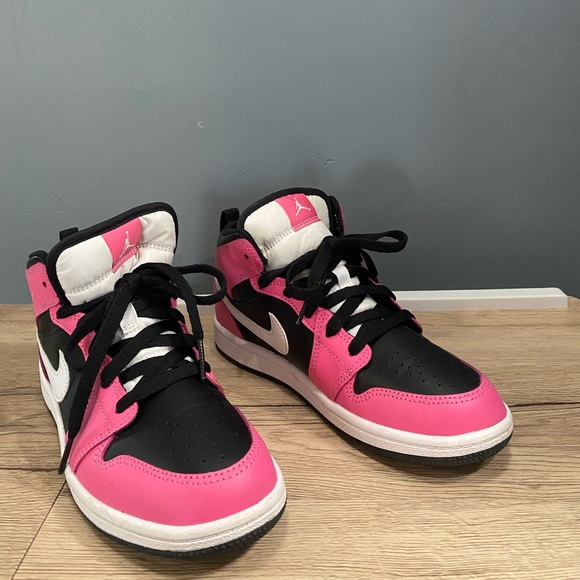 Hot pink Jordan 4 slightly worn in great condition - Picture 2 of 6